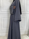 Femme en abaya gris ardoise de profil