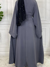 Femme en abaya gris ardoise de dos 