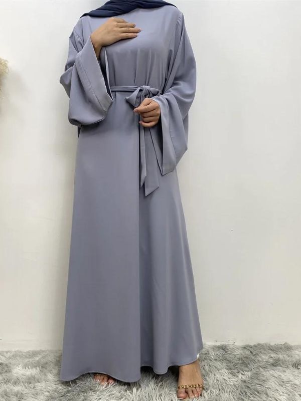 Femme qui porte une abaya kimono gris perle