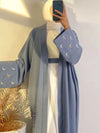 Une femme portant l’abaya kimono bleu ciel