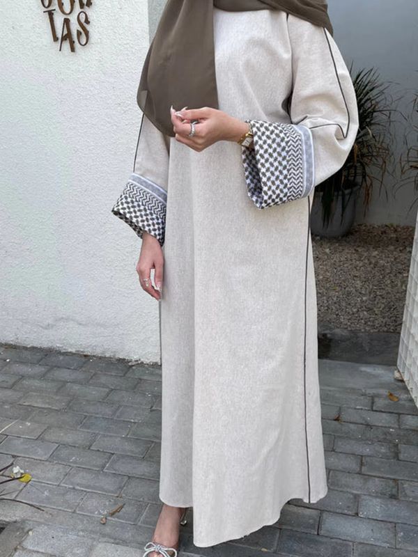 Une femme en abaya kimono