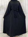 Vue de face d&#39;une abaya kimono noir ébène avec ceinture nouée et coupe fluide