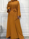 Magnifique abaya kimono couleur ocre portée par une femme musulmane avec un hijab