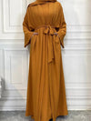 Abaya kimono longue ocre avec manches larges, ceinturée à la taille et dotée de poches latérales