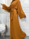 Profil d&#39;une femme vêtue d&#39;une magnifique abaya kimono couleur ocre 