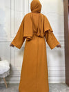 Vue arrière d&#39;une abaya kimono longue couleur ocre, avec manches amples et hijab assorti 