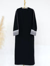 Une abaya noire sur un dressing