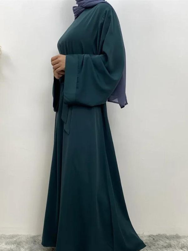 Abaya kimono vert émeraude avec ceinture à nouer, vue de profil