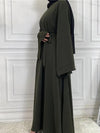 Vue latérale d&#39;une abaya kimono vert olive avec ceinture nouée et manches longues