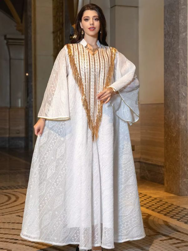 Une femme porte une abaya blanche de mariage