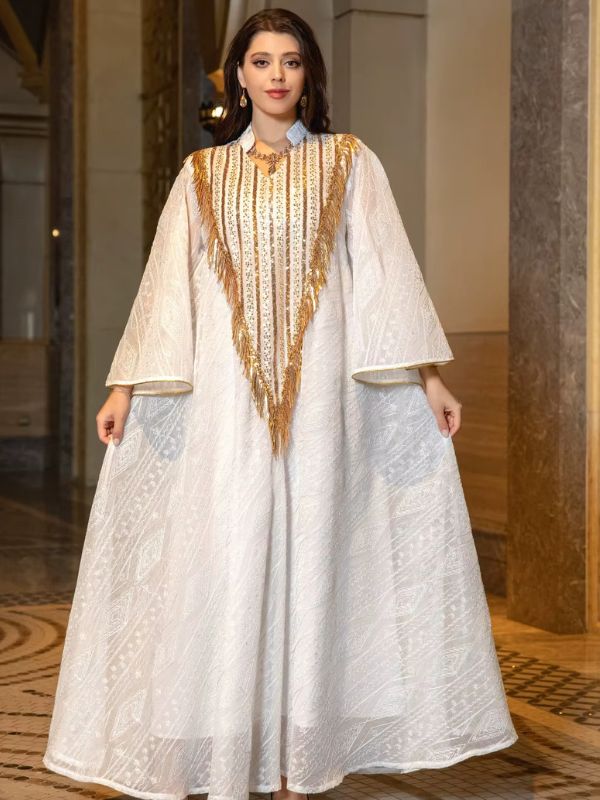 Une femme porte une abaya de mariage large et blanche