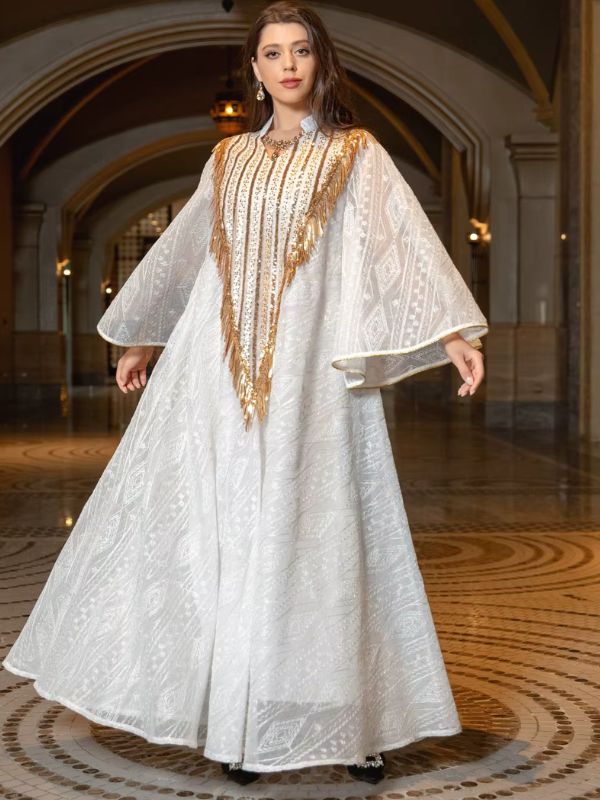 Une femme porte une abaya blanche de mariage