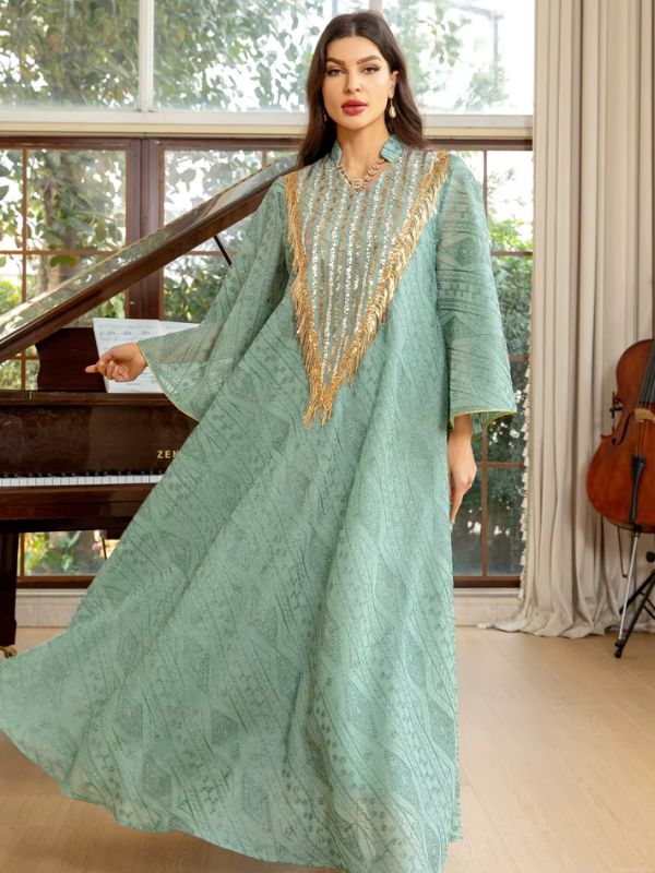 Une femme porte une abaya de mariage de couleurt verte