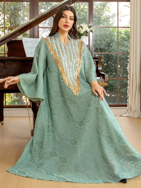 Une femme est assise et porte une abaya de mariage