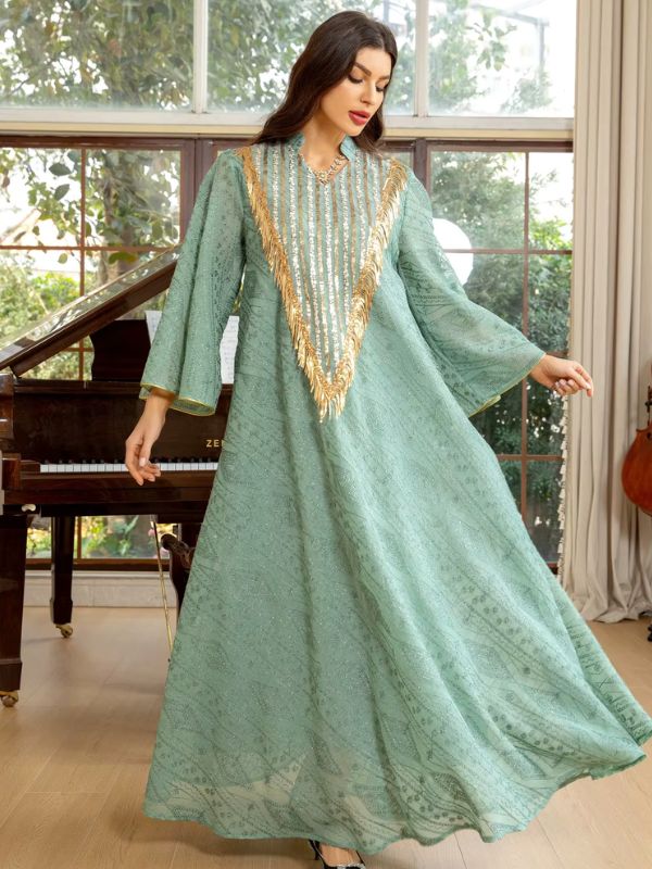 Une femme regarde le sol et porte une abaya de mariage