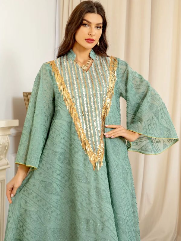 Une femme porte une abaya de mariage de couleurt verte