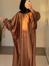 Femme musulmane qui porte une abaya papillon de couleur bronze