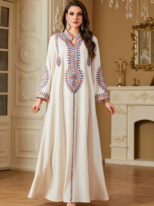 Une femme porte une djellaba blanche