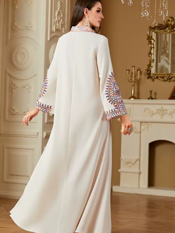 Une femme en djellaba de dos