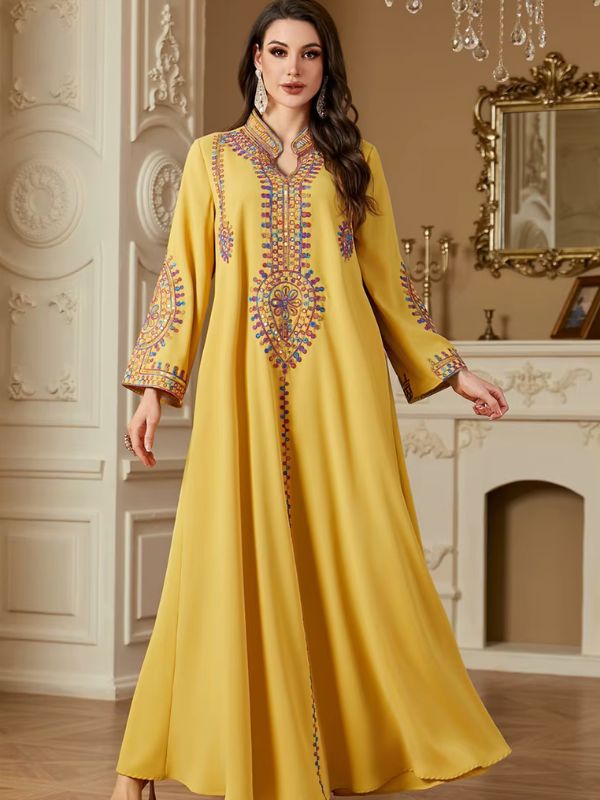 Une femme en abaya de couleur jaune