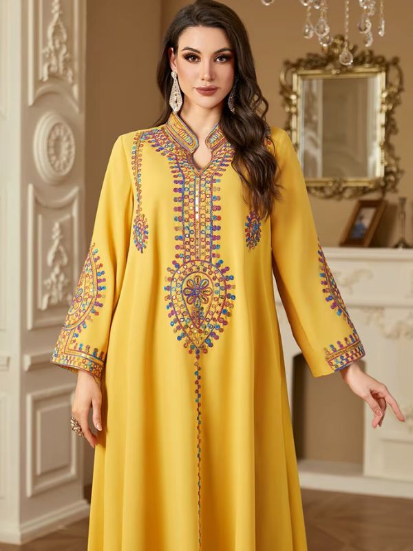 Une femme en abaya de couleur jaune