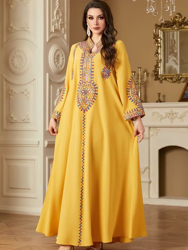 Une femme de profil porte une abaya de couleur jaune