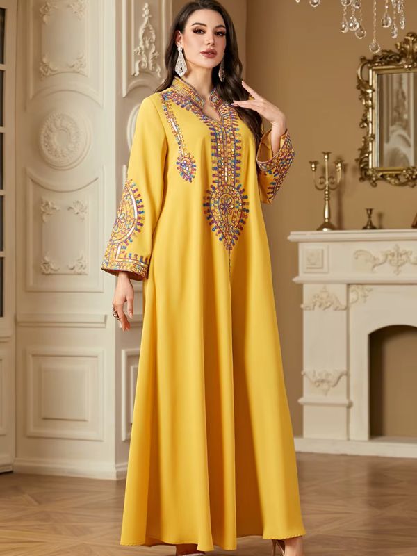Une femme porte une belle abaya de couleur jaune