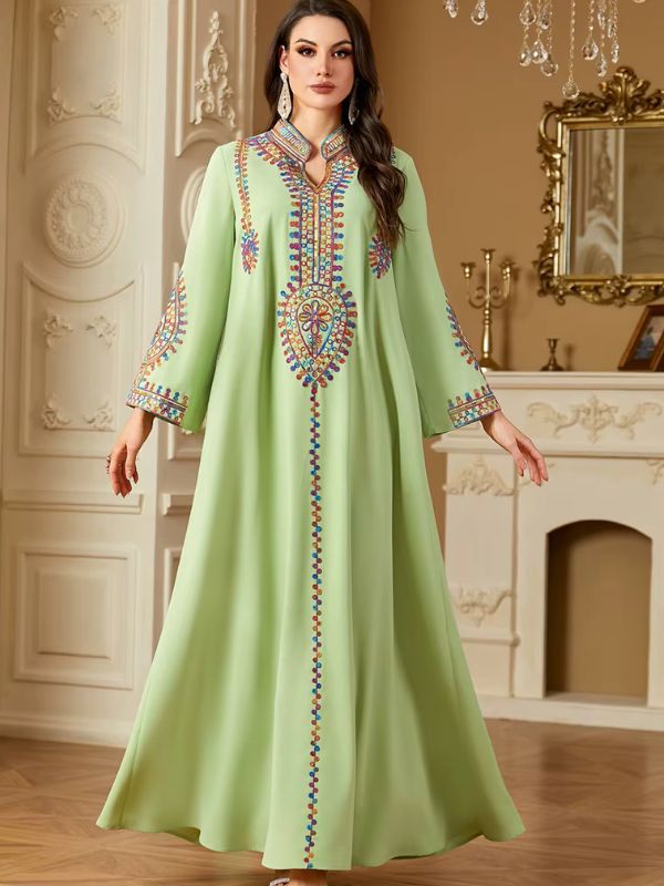 Une femme en abaya de couleur vert