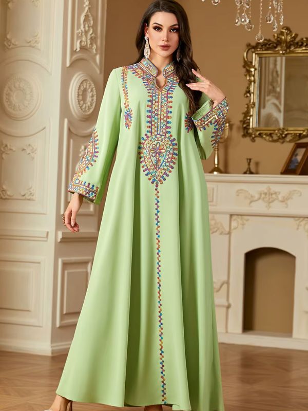 Une femme en abaya de couleur vert