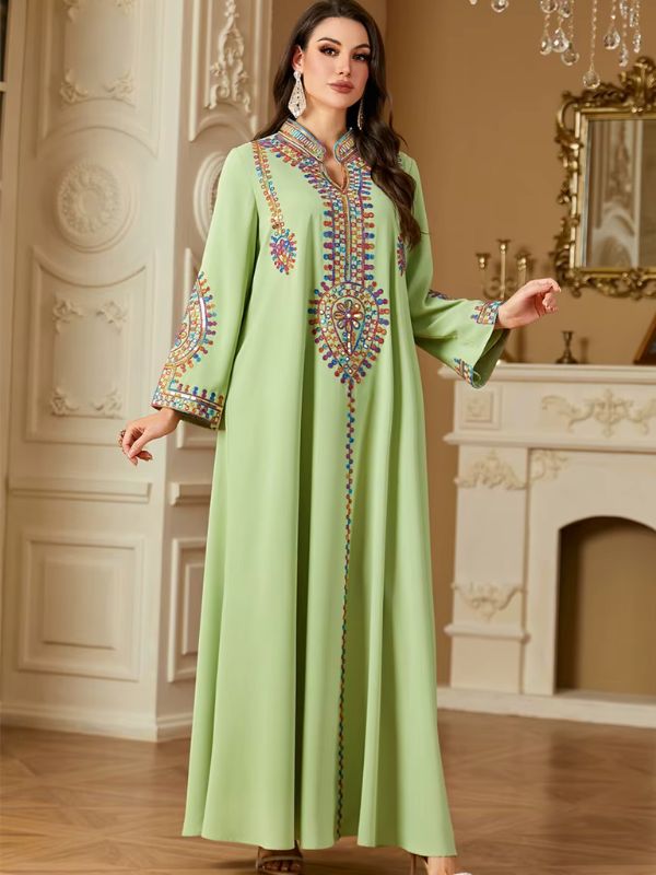 Une femme se tient debout dans un sublime abaya