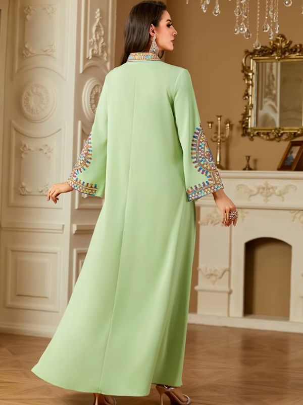 Vue de dos d&#39;une femme qui porte une abaya