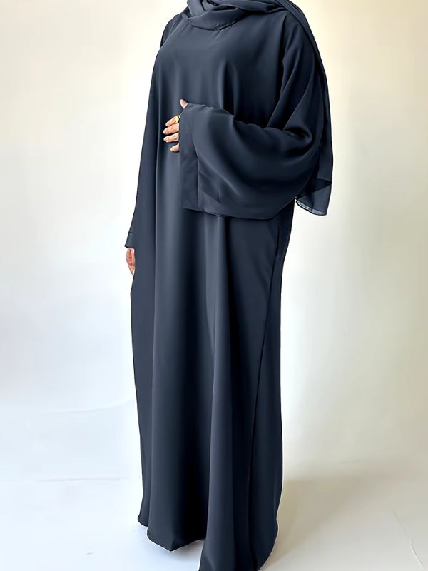 Femme qui porte une abaya en satin de couleur bleu