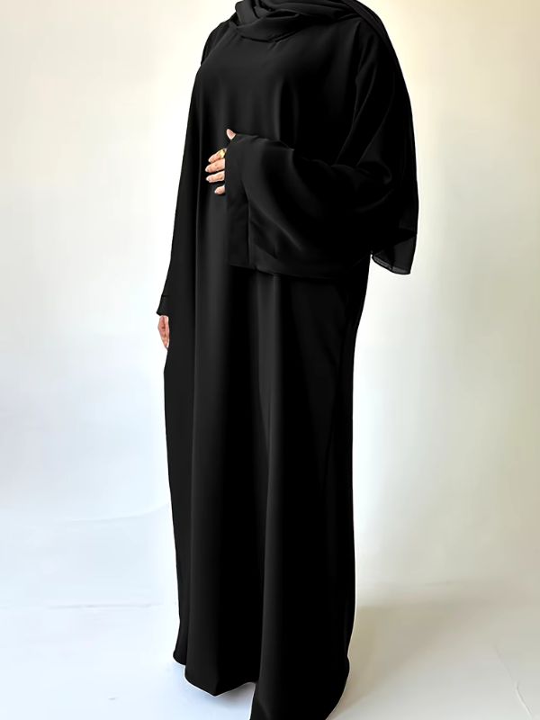 Une femme porte une abaya de couleur ébène noir