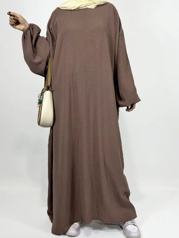 Une femme porte une belle abaya 