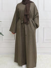 Une femme musulmane en abaya satin marron foncé