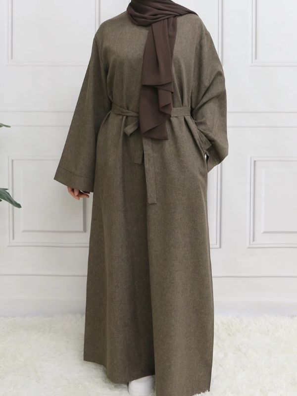 Une femme porte son abaya marron foncé