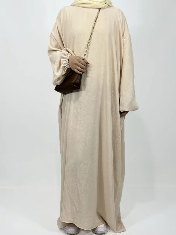 Une femme porte une abaya satin