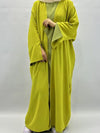 Une femme en abaya ouverte kimono vert olive