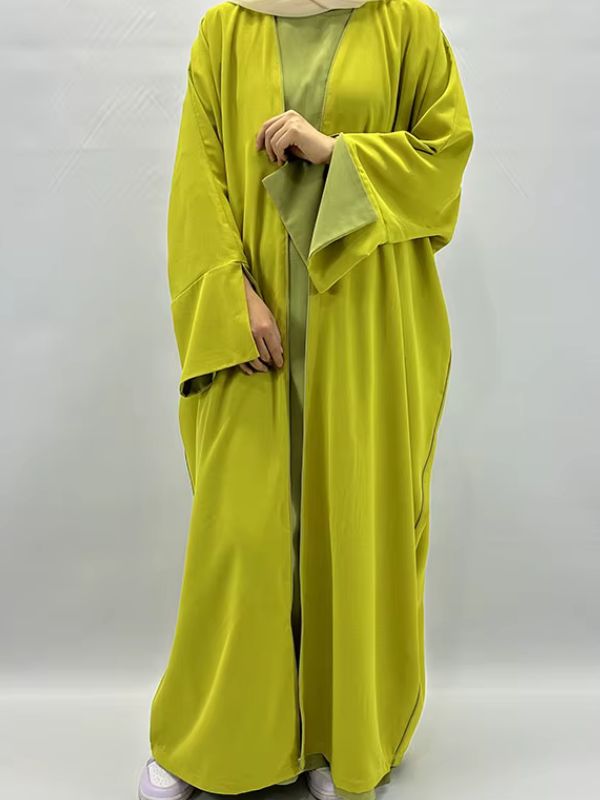 Une femme en abaya ouverte kimono vert olive