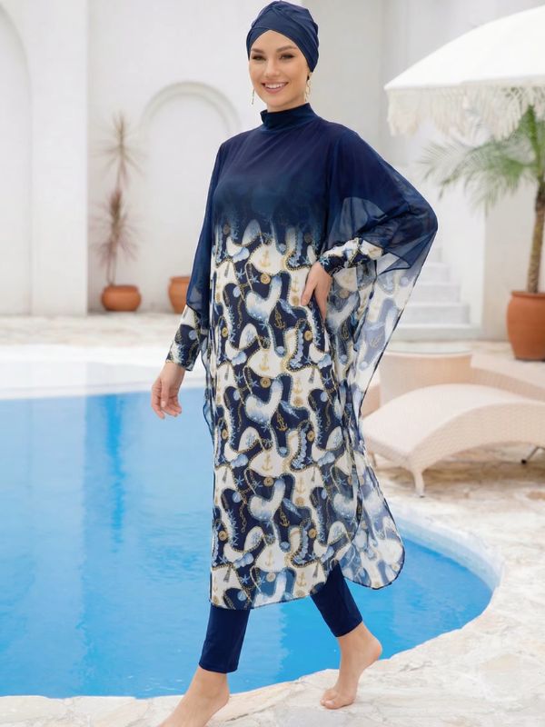Burkini hijab marine à ancres et chaînes dorées, vue de trois quarts en marchant au bord d'une piscine