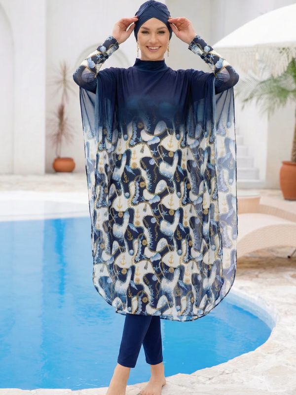 Burkini hijab marine à manches cape, bras levés vers le bonnet-turban, sourire au bord de la piscine