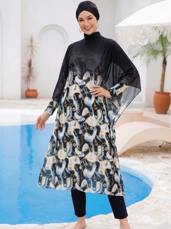 Burkini hijab noir à décor d'ancres crème et dorées, manches cape en voile noir, bonnet-turban noir, main levée