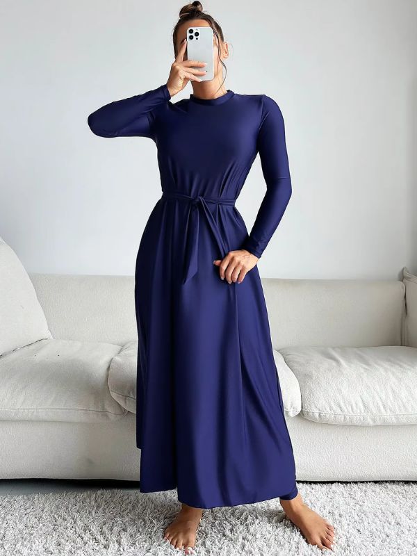 Une femme portant un burkini bleu à manches longues