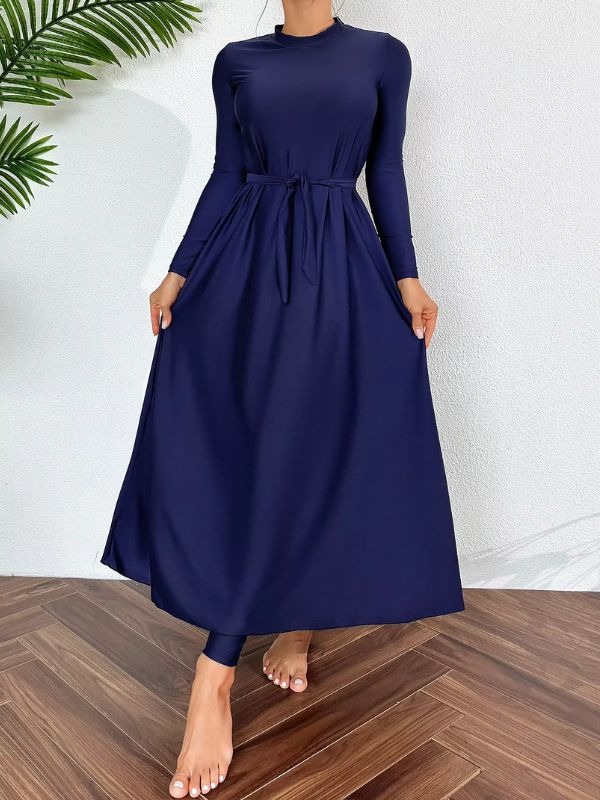 Une femme posant en burkini bleu, reflétant un look moderne