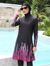 Une femme porte un burkini noir orné de motifs géométriques roses qui descendent le long des manches et du bas de la tunique. Elle complète son look avec un hijab noir et des lunettes de soleil noires, se tenant près d&#39;une piscine dans un cadre luxuriant, offrant une allure moderne et sophistiquée.