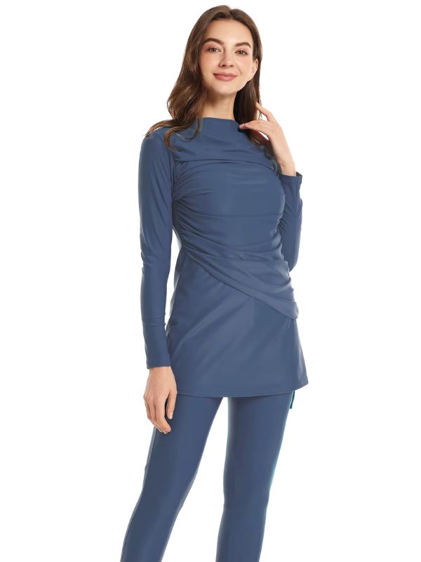 Une femme en burkini de couleur brume