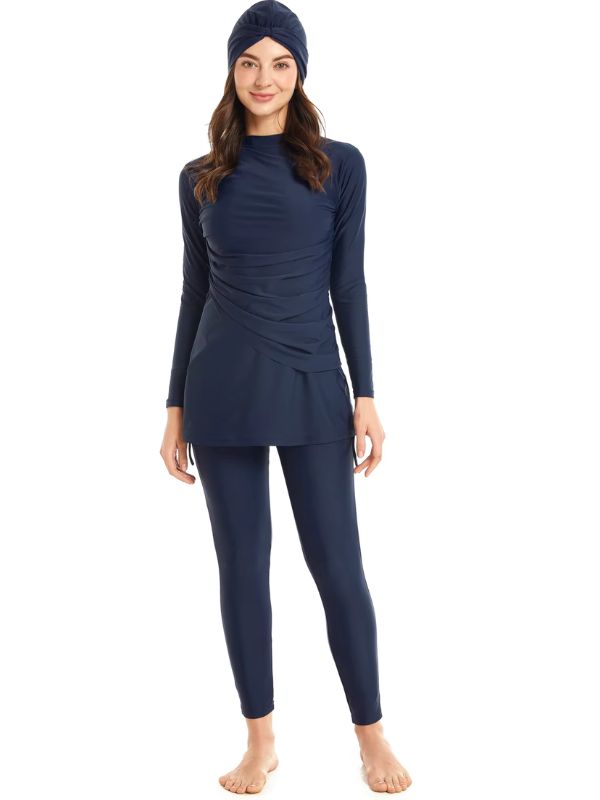 Une femme porte un burkini bleu marine