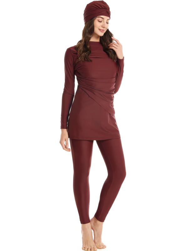 Femme qui porte un burkini de couleur bordeaux
