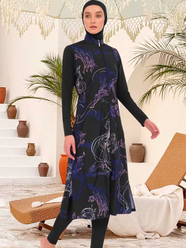 Burkini long à fleurs violettes tracées au trait sur fond sombre, vue de face dans un décor de terrasse