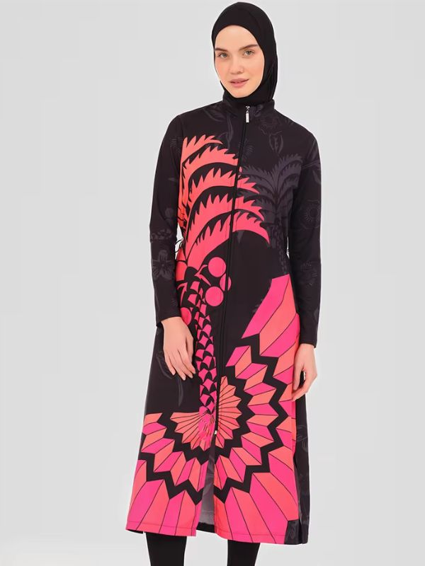 Burkini long noir à palmier rose corail et soleil géométrique, vue de face avec hijab noir